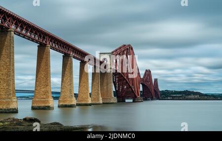 Queensferry, Großbritannien - 21. Juni 2022: Blick auf die historische Freischwinger-Forth-Brücke über den Firth of Forth in Scoltand Stockfoto