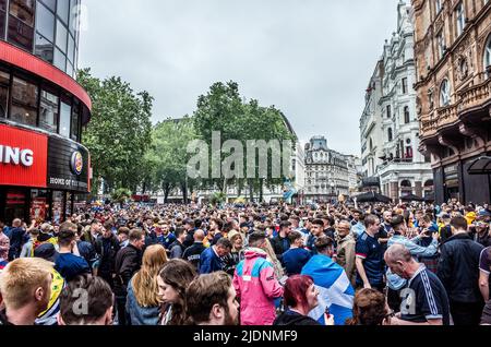 Schottische Fußballfans versammeln sich auf dem Leicester Square, bevor das Spiel England gegen Schottland für die Euro 2021-Europameisterschaft - Central London - ansteht. Stockfoto