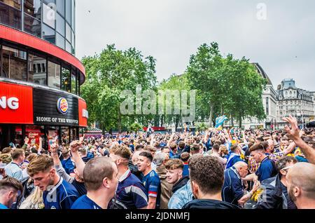 Schottische Fußballfans versammeln sich auf dem Leicester Square, bevor das Spiel England gegen Schottland für die Euro 2021-Europameisterschaft - Central London - ansteht. Stockfoto