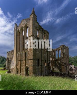 Rievaulx, Großbritannien - 17. Juni 2022: Blick auf die historische englische Stätte und die Abtei von Rievaulx in North Yorkshire Stockfoto