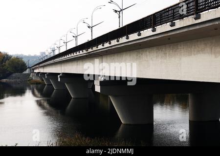 Kiew, Ukraine 24. Oktober 2020: Renovierte U-Bahn-Brücke in Kiew Ukraine Stockfoto