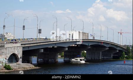 Kiew, Ukraine 12. Juli 2019: Blick auf die Havansky-Brücke über den Dnepr-Fluss, die Stadt Kiew Ukraine Stockfoto