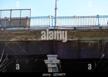 Kiew, Ukraine 18. März 2020: Alte und rostige Brücke über die Eisenbahnschienen in der Stadt Kiew Stockfoto