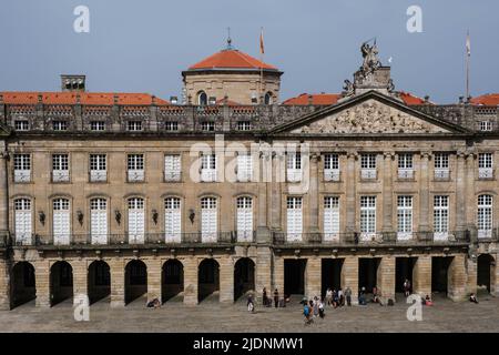 Spanien, Santiago de Compostela, Galicien. Rathaus (Palacio de Rajoy), von der Kathedrale von Santiago de Compostela aus gesehen. Stockfoto