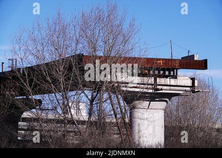 Kiew, Ukraine 13. März 2020: Unvollendete und verlassene Brücke über den Dnjepr in Kiew Stockfoto