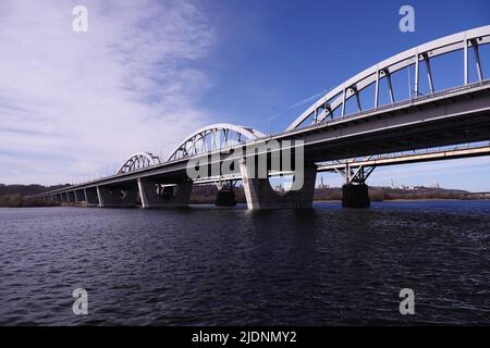 Kiew, Ukraine 13. März 2020: Eisenbahnbrücke über den Dnjepr Stockfoto