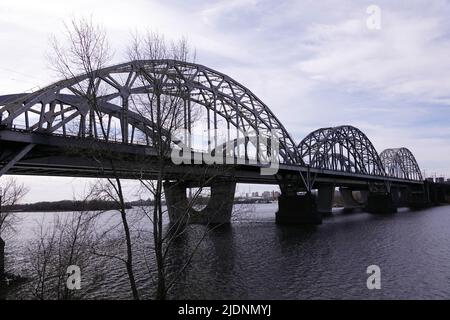 Kiew, Ukraine 13. März 2020: Eisenbahnbrücke über den Dnjepr Stockfoto