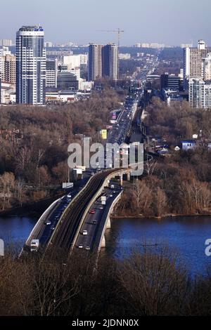 Kiew, Ukraine 22. November 2019: U-Bahn-Brücke in der Stadt Kiew. Ukraine. Stockfoto