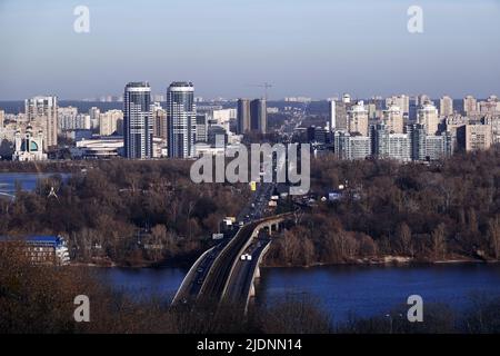 Kiew, Ukraine 22. November 2019: U-Bahn-Brücke in der Stadt Kiew. Ukraine. Stockfoto