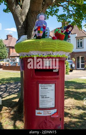 Ickenham, Uxbridge, Großbritannien. 22.. Juni 2022. Hübsche gestrickte Briefkastenauflagen sind auf Briefkästen um Ickenham erschienen, die von den Ickenham Briefkastenauflagen hergestellt wurden, die Geld für das Michael Sobell Hospiz sammeln. Die Figuren stellen Kinder aus lokalen Schulen und lokalen Sehenswürdigkeiten dar. Quelle: Maureen McLean/Alamy Live News Stockfoto