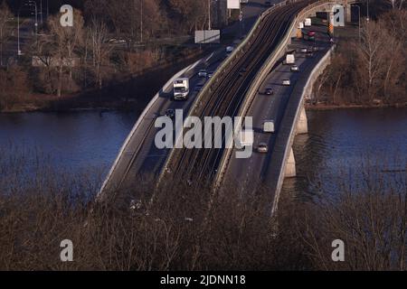 Kiew, Ukraine 22. November 2019: U-Bahn-Brücke in der Stadt Kiew. Ukraine. Stockfoto