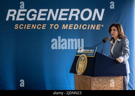 New York, NY - 22. Juni 2022: Gouverneurin Kathy Hochul spricht bei der Ankündigung des Spatenstichs für Regeneron-Anlagen auf dem Firmengelände in Tarrytown Stockfoto