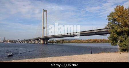 Kiew, Ukraine 14. Oktober 2021: Südbrücke über den Dnjepr, alternde, rostende und reparaturbedürftige Stadt Stockfoto