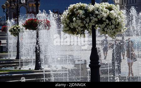 Kiew, Ukraine 23. August 2020: Brunnen im Zentrum von Kiew und Laternen mit Blumen Stockfoto