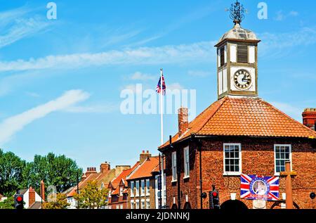 Queens Platinum Jubilee Banner, Yarm Town Hall, Yarm on Tees, Nordostengland Stockfoto