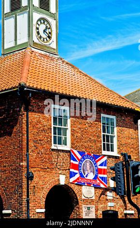 Yarm Town Hall mit Queens Platinum Jubilee Banner, Yarm on Tees, England 2022 Stockfoto