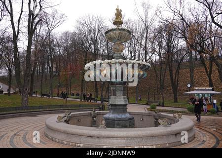 Kiew, Ukraine 28. November 2020: Alter Stadtbrunnen in Kiew im Herbst Stockfoto