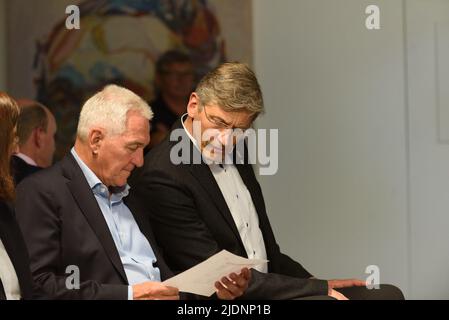 Klaus Drauschke (Präsident Bayerischer Volleyball-Verband) und Rene Hecht (Präsident Deutscher Volleyball-Verband) bei der Verlosung der europäischen Beachvolleyball-Europameisterschaften 2022 im Mini-Pavillon, München. Sven Beyrich/SPP Stockfoto