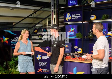 Sara Niedrigg im Gespräch mit Clemens Wickler (deutsche Nationalmannschaft) während der Auslosung der Beachvolleyball-Europameisterschaften 2022 im Mini-Pavillon, München. Sven Beyrich/SPP Stockfoto