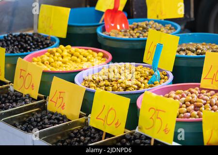 Auf dem lokalen Bauernmarkt werden verschiedene Oliven, gesalzen und eingelegter Art, verkauft. Stockfoto