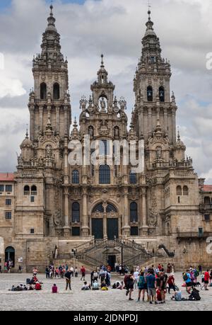 Spanien, Santiago de Compostela, Galicien. Die Pilger ruhen auf der Plaza de Obradoiro vor der Westfassade der Kathedrale von Santiago de Compostela Stockfoto