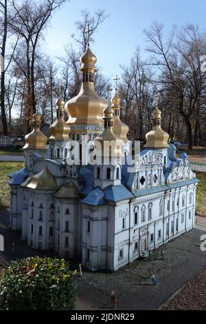 Kiew, Ukraine 11. November 2021: Kathedrale der Annahme (Kiew - Pechersk Lavra) in Kiew - Museum der Miniaturen in Kiew Stockfoto