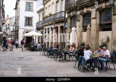 Spanien, Santiago de Compostela, Galicien. Straßenszene, Bürgersteig-Café. Stockfoto