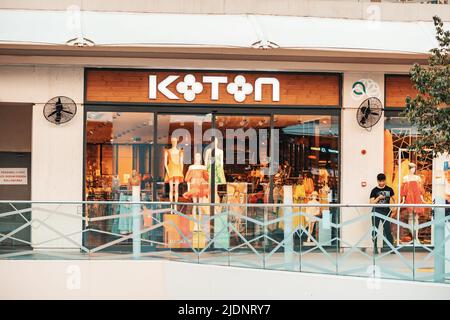 26. Mai 2022, Antalya, Türkei: Koton beliebte türkische Kette im Einkaufszentrum. Lokale Bekleidungsmarken und Modehandel Stockfoto