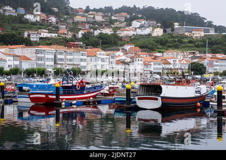 Spanien, Muros, Galicien. Kleiner Bootshafen. Stockfoto