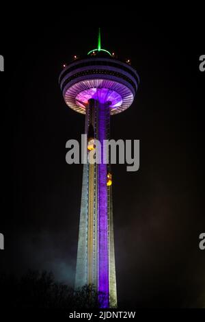 Skylon Tower bei Nacht in den Niagarafällen Stockfoto