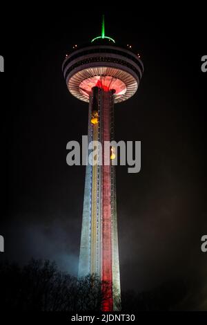 Skylon Tower bei Nacht in den Niagarafällen Stockfoto