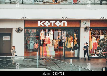 26. Mai 2022, Antalya, Türkei: Koton beliebte türkische Kette im Einkaufszentrum. Lokale Bekleidungsmarken und Modehandel Stockfoto