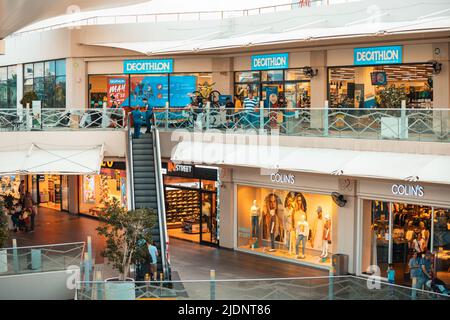 Mai 2022, Antalya, Türkei: Verschiedene Geschäfte und Bekleidungsgeschäfte in der Erasta Mall Stockfoto