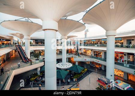 26. Mai 2022, Antalya, Türkei: Ungewöhnliches Interieur einer modernen Erasta Mall ohne Dach und futuristische Säulenbäume und Handelsgeschäfte Stockfoto