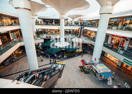 26. Mai 2022, Antalya, Türkei: Ungewöhnliches Interieur einer modernen Erasta Mall ohne Dach und futuristische Säulenbäume und Handelsgeschäfte Stockfoto