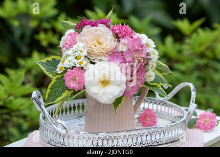 Romantischer Strauß von Rosen und Hortensien in Pastellfarben Stockfoto