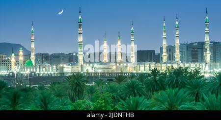 Al-Masjid an-Nabawi, Al-Madinah Al-Munawwarah, Königreich Saudi-Arabien, mit den Palmen der Stadt, dem Mond der Stadt und Baqi Al-Gharqad Stockfoto