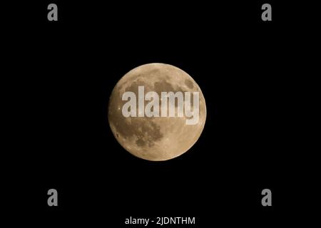 London, Großbritannien. 13.. Juni 2022. Ein Wolf Mond steigt in London auf. (Bild: © Dinendra Haria/SOPA Images via ZUMA Press Wire) Stockfoto