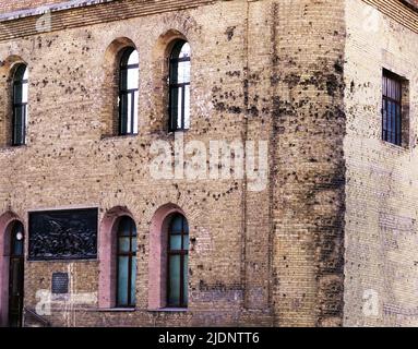 Kiew, Ukraine 22. November 2019: Altes Stadtgebäude aus der Zeit der Revolution von 1917 mit Spuren von Kugeln auf der Fassade des Gebäudes in Kie Stockfoto