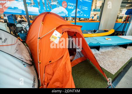 26. Mai 2022, Antalya, Türkei: Orangefarbenes Zelt für Bergsteiger, das im Decathlon-Laden verkauft wird Stockfoto