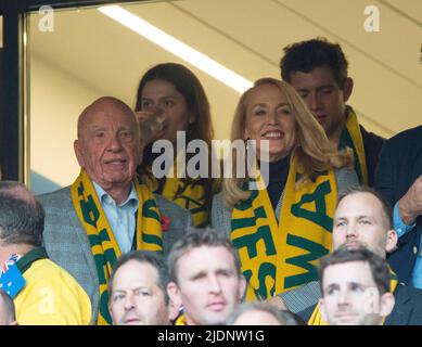 *** DATEI FOTO *** Jerry Hall und Rupet Murdoch zum ersten Mal als Paar in einer VIP-Hospitality-Box beim Rugby-Weltcup-Finale 2015 in Twickenham zwischen Australien und Neuseeland. Rugby World Cup 2015 - Final Twickenham Stadium - 31/10/2015 Copyright Picture : Mark Pain / Alamy Live News Stockfoto