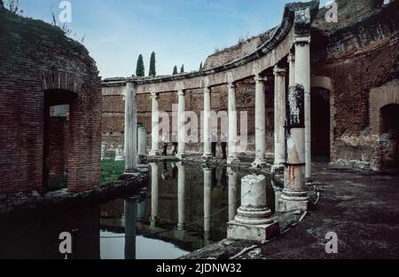 Hadrians Villa (Villa Adriana) - Ruinen und archäologische Überreste eines großen Villenkomplexes gebaut c. AD 120 des römischen Imperators Hadrian im Tivoli bei Rom. Archivscan von einem Dia. Oktober 1972. Stockfoto