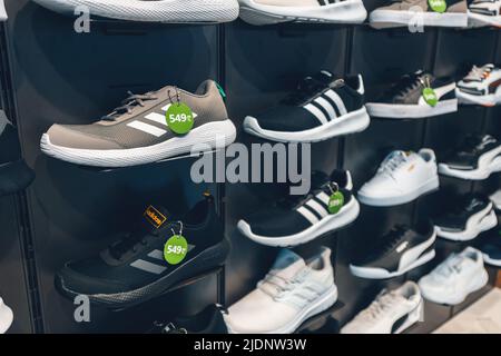 26. Mai 2022, Antalya, Türkei: Lässige und trendige adidas Schuhe auf einer Vitrine im Originalgeschäft Stockfoto