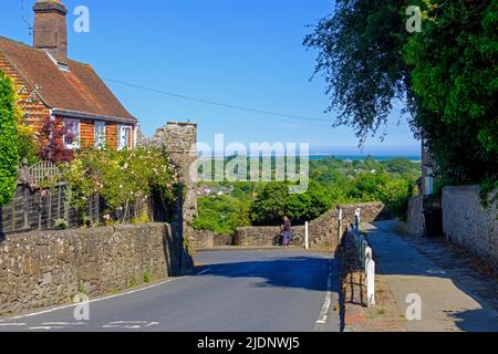 Winchelsea, klare Sicht über Romney Marsh zum Kraftwerk Dungeness, East Sussex und Kent, Großbritannien Stockfoto