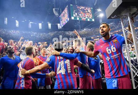 Letzte Jubel Barca, l. Dika MÄNNER (Barca) r. Melvyn RICHARDSON (Barca) Handball Champions League Finale 4, Finale FC Barcelona (Barca) gegen Lomza Vive Kielce 37:35 nach sieben Metern, am 19.. Juni 2022 in Köln. Â Stockfoto