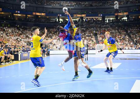 Köln, Deutschland. 19.. Juni 2022. Von links nach rechts Alex DUJSHEBAEV (Kielce), Dika MÄNNER (Barca), Dylan NAHI (Kielce) Duelle, Action, Handball Champions League Finale 4, Finale FC Barcelona (Barca) gegen Lomza Vive Kielce 37:35 nach sieben Metern, am 19,06. 2022 in Köln/Deutschland. â Credit: dpa/Alamy Live News Stockfoto