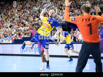 Köln, Deutschland. 19.. Juni 2022. Von links nach rechts Artsem KARALEK (Kielce), Torwart Gonzalo PEREZ DE VARGAS MORENO (Barca) Wurf, Duelle, Action, Handball Champions League Finale 4, Finale FC Barcelona (Barca) gegen Lomza Vive Kielce 37:35 nach sieben Metern, am 19,06. 2022 in Köln/Deutschland. â Credit: dpa/Alamy Live News Stockfoto