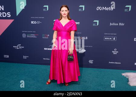 Berlin, Deutschland. 22.. Juni 2022. Schauspielerin Jennifer Ulrich kommt bei der Verleihung des Green Award 2022 am Flughafen Berlin-Tegel an. Quelle: Gerald Matzka/dpa/Alamy Live News Stockfoto