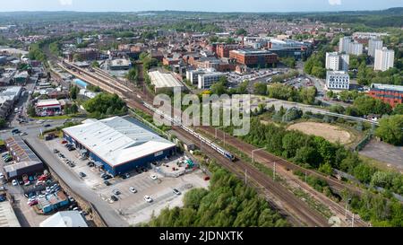 Northerns CAF baute die 3331007 331012 1537 Liverpool Lime Street der Klasse 331 nach Blackpool North und erreicht Wigan North Western. 13. Mai 2022. Stockfoto