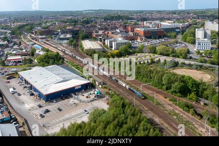 Avanti Pendolino 390152 1M14 1335 Glasgow Central nach London Euston fährt von Wigan North Western ab. 13. Mai 2022. Stockfoto